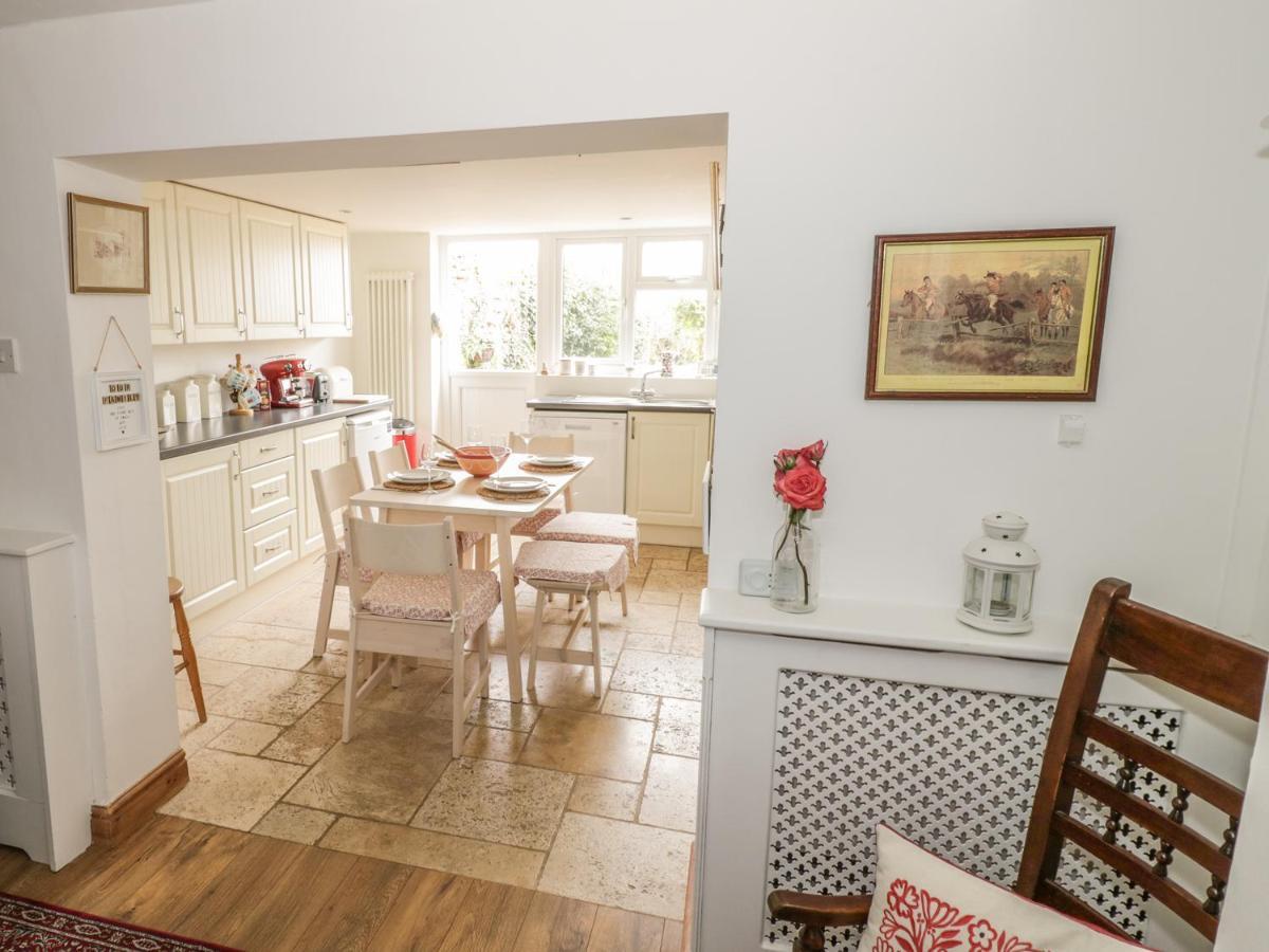 April Cottage Broadway  Luaran gambar